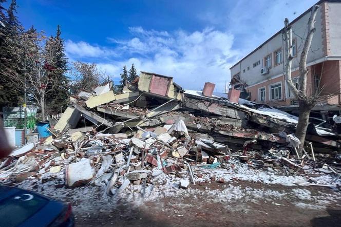 Trzęsienie ziemi w Turcji. Polscy strażacy wydobyli z gruzowiska żywego mężczyznę!