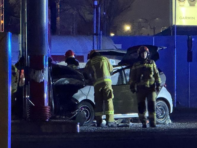  Warszawa: Samochód staranował stację benzynową na Radzymińskiej. Ewakuacja, są ranni