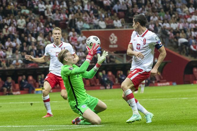 Polska - Anglia 2021: chłopiec od podawania piłek olał Pickforda. Internauci podzieleni