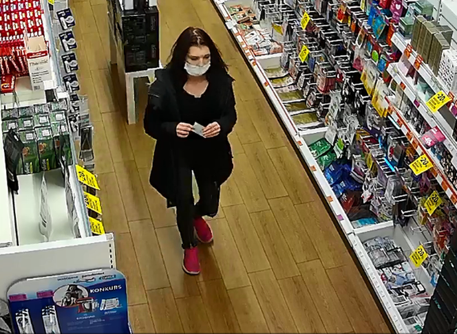 Kradzież doskonała? W taki sposób para z Gliwic wyniosła z drogerii cenne kosmetyki. Nagranie szokuje [WIDEO]