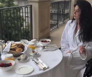 Roksana Węgiel pałaszuje śniadanko w samym szlafroku. Kevin nie wytrzymał!