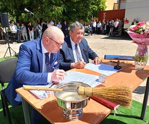 W ścianie budynku powstającego Branżowego Centrum Umiejętności w branży elektroenergetyki zamurowana została także kapsuła czasu