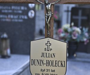 Poruszający widok na grobie syna Danuty Holeckiej, Juliana