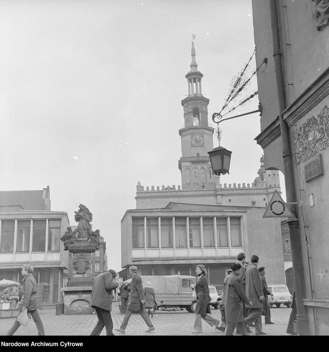 Stary Rynek. Widoczna m.in. figura św. Jana Nepomucena. W oddali wieża ratusza.