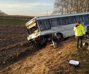  Osobówka huknęła w autobus. Jedna osoba nie żyje, 5 osób rannych, wśród nich dzieci