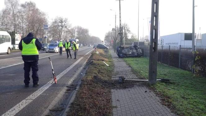 Policjanci dachowali nieznakowanym BMW! Dwóch funkcjonariuszy w szpitalu