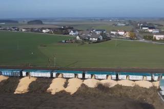 Bydgoscy policjanci sprawdzają, kto wysypał kilkaset ton kukurydzy na tory. Zboże zostało przeładowane