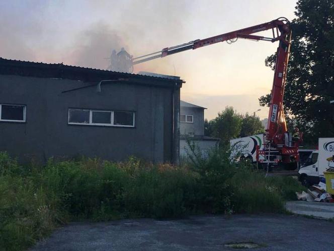 Pożar magazynu w Wielopolu! Z ogniem walczyło 41 strażaków 