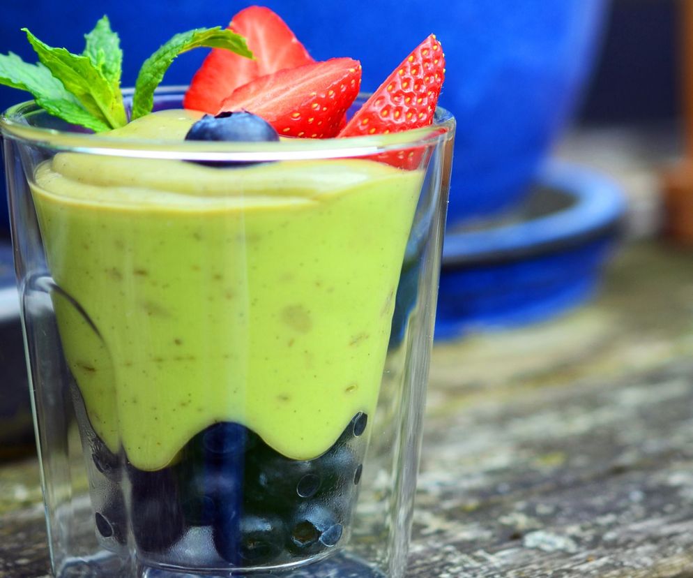 zielony koktajl z awokado, borówkami i masłem orzechowym