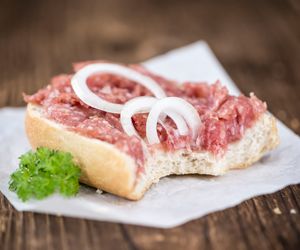 Domowa metka cebulowa - przepis na pastę z boczku wędzonego do chleba