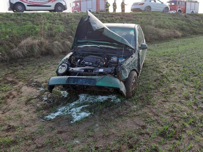 Poranny wypadek pod Bydgoszczą! Auto wpadło w poślizg i spadło ze skarpy!