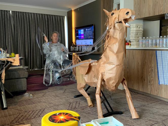Papierowy kowboj na kwarantannie w australijskim hotelu