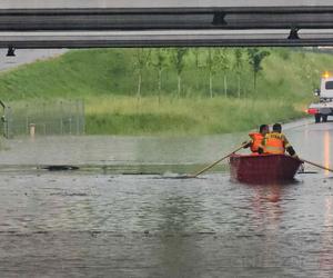 Nawałnica nad Gnieznem. Miasto zalały strumienie wody po ulewie i gradobiciu [ZDJĘCIA].