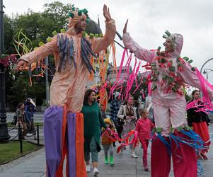 Rozpoczęto 10. edycję Festiwalu LALKANIELALKA. Kolorowa parada na ulicach miasta [ZDJĘCIA]