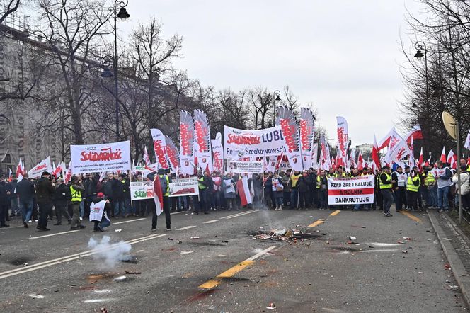 Niespokojny protest rolników w Warszawie. Służby obrzucone puszkami po piwie i petardami