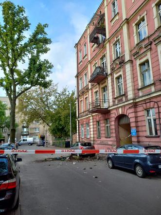 Tragedia w Sosnowcu. Zawalił się balkon z dwiema osobami. Są w ciężkim stanie. Ewakuacja całej Kamienicy