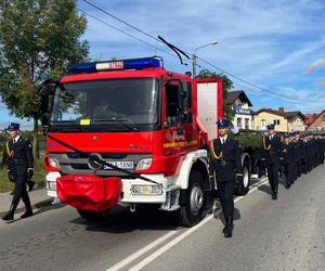 Rodzina, przyjaciele i strażacy pożegnali druhów OSP Żukowo. Zdjęcia chwytają za serce 