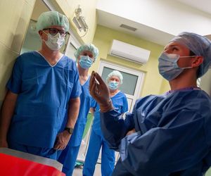 Sztuczna inteligencja przeprowadza operacje.