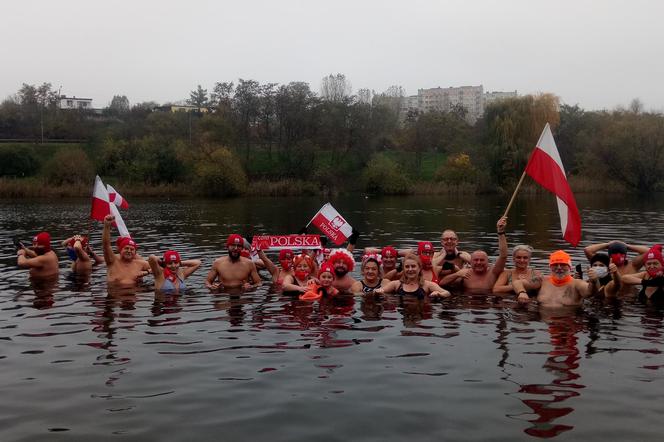 Miłośnicy zimnych kąpieli ruszyli nad jeziora 