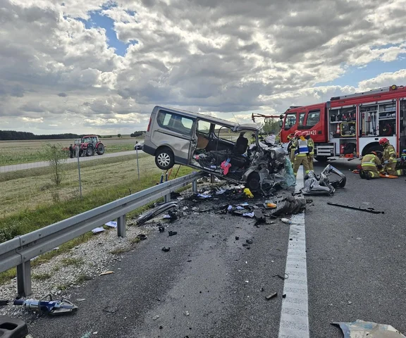 Tragedia na S7. Nie żyją cztery osoby. Bus wjechał w ciągnik