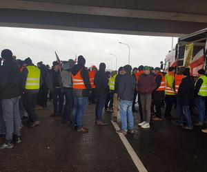 Lekceważenie władzy jest absolutne - skarżą się rolnicy protestujący na S5 koło Leszna. To jeden z większych protestów w kraju 