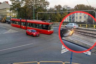 Tak właśnie wygląda parkowanie po zabrzańsku. Skoda utknęła na torach, a internauci niedowierzają 