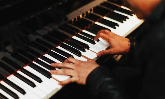  Ile na świecie jest stroicieli fortepianu?