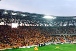 Niemal 1000 biletów wykupionych, a trybuna pusta. Kibice Legii nie wpuszczeni na stadion [WIDEO]