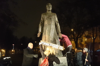 Pomnik księdza Jankowskiego ponownie postawiony. Na miejscu jest już policja
