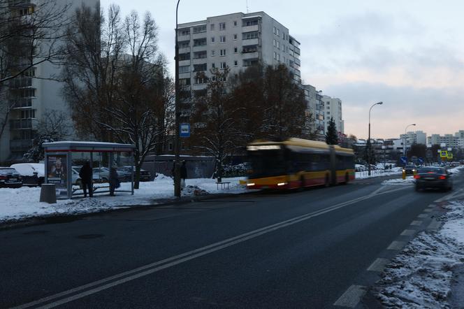 Autobus miejski gnał z pasażerami przy otwartych drzwiach. Przerażające sceny na Ursynowie