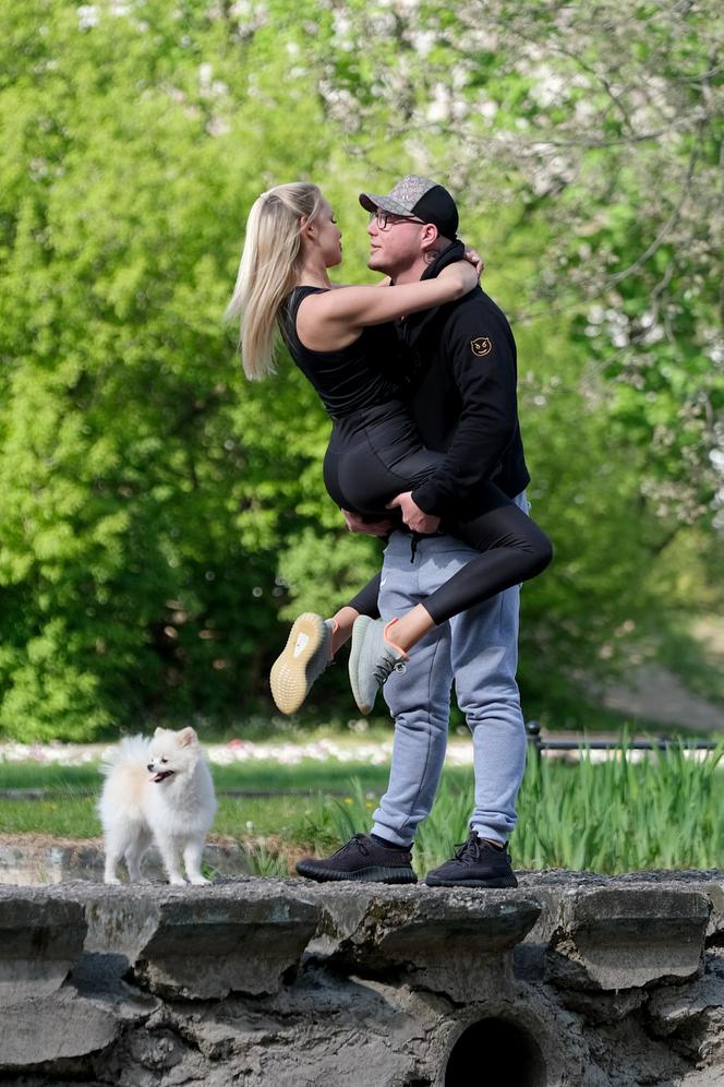 Ola Ciupa boksuje i całuje na spacerze