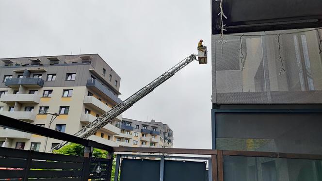 Pożar w bloku przy ul. Zakładowej we Wrocławiu. Na miejscu 6 wozów strażackich 