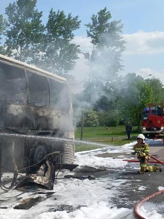 Szkolny autokar stanął w płomieniach. Podróżowały w nim dzieci. Zobacz