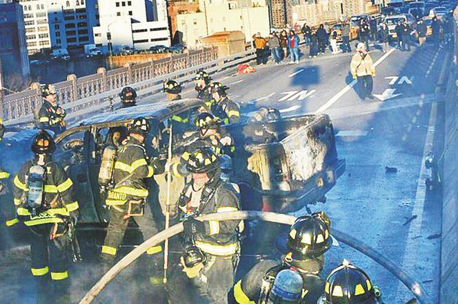 Ognista kraksa na Brooklyn Bridge  