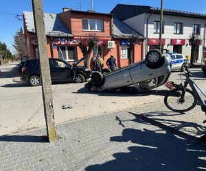 Emeryt wjechał w kobietę, która wsadzała dzieci do samochodu. Koszmarny wypadek pod Warszawą 