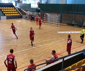 Na co dzień ratują, a dziś grają. Strażacka rywalizacja na parkiecie w Lesznie