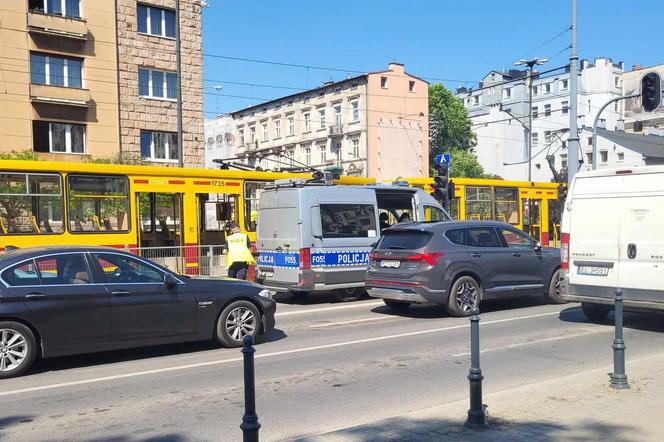 Tramwaj potrącił pieszego w centrum Łodzi. Ograniczono ruch w kierunku Manufaktury