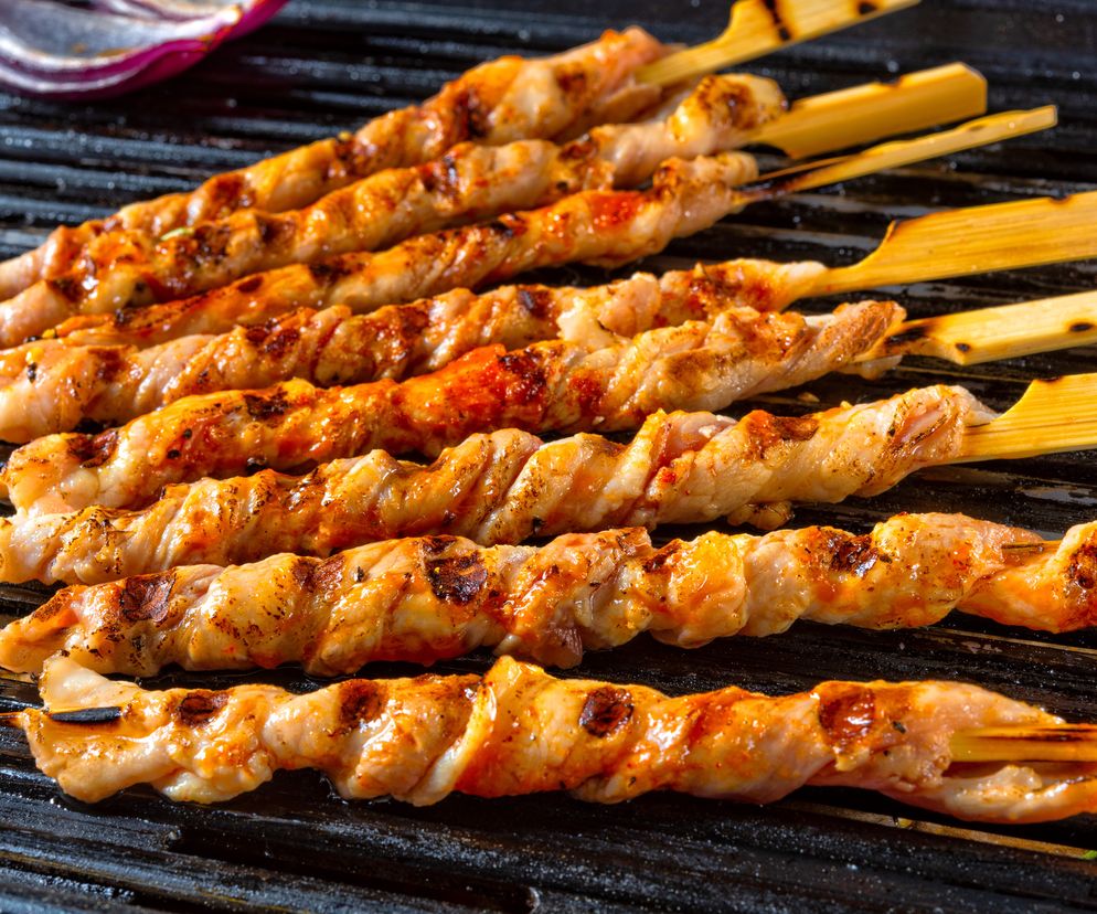 Spiralki z boczku z grilla: przepis na grillowane świderki z boczku