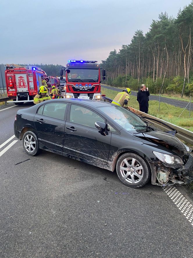 Wypadek między rondami w Lesznie. Zderzyły się dwie osobówki