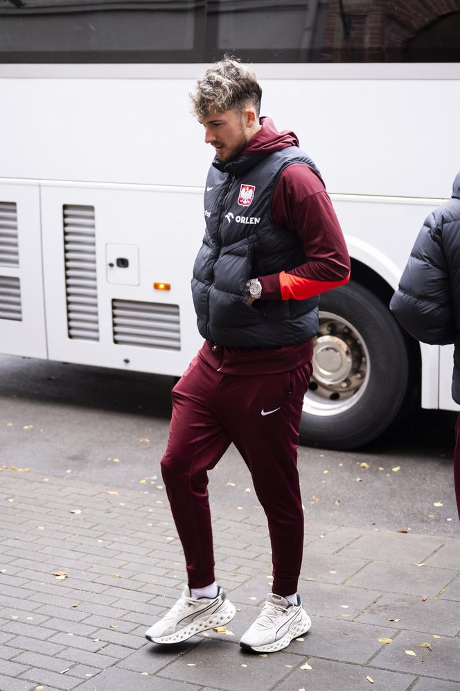 Reprezentacja zmokła na spacerze. Lewandowski się krył przed deszczem