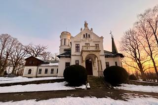 Pałacyk Sienkiewicza w Oblęgorku piękny w zimowej odsłonie. Zobacz!