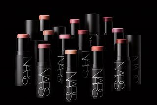 Nowa era w makijażu. Gdy tradycja lat 90-tych łączy się ze współczesnymi formułami 