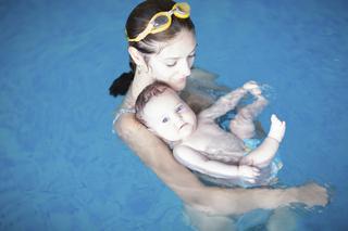 Kiedy zapisać się na basen z niemowlakiem? Jak wybrać bezpieczną pływalnię dla maluszka?