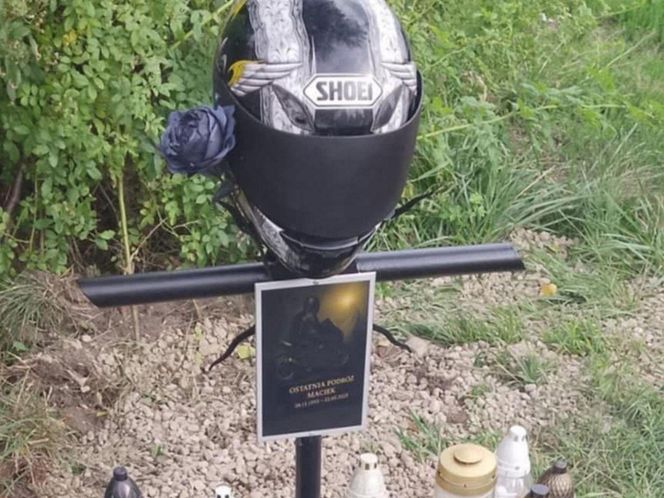 Jelenia Góra. Kask skradziony z krzyża przy ul. Wolności został odnaleziony. To pamiątka na cześć zmarłego motocyklisty [ZDJĘCIA].
