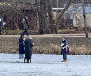 Skrajna nieodpowiedzialność. Spacerują po płytkim lodzie z dziećmi i psami. Dramat na Pradze-Południe w Warszawie