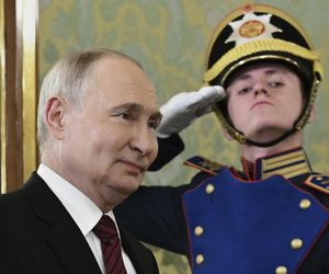 Putin gromadzi sprzęt 50 km od granicy z NATO! Wszystko widać na zdjęciach!