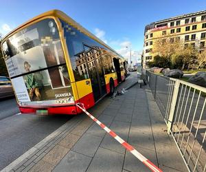 Kierowca autobusu miejskiego gruchnął w latarnię. Ta runęła na kobietę!