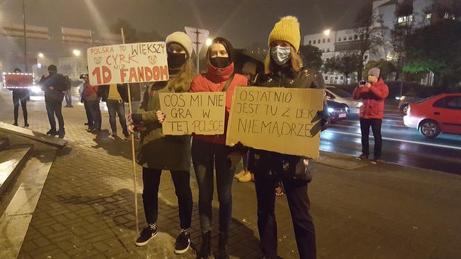 "Rewolucja trwa nadal”! Strajk Kobiet znów w Rzeszowie! [ZDJĘCIA, WIDEO]