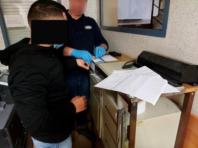Seryjny włamywacz z Otwocka. 17-letni Rumun bez skrupułów ograbiał sklepy