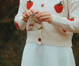 Białe spódnice to hit nadchodzącej wiosny. Będziemy je nosić na każdą okazję
